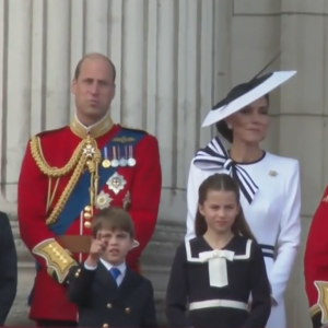 Louis, George, Charlotte, Kate Middleton, le prince William, Charles III et Camilla au balcon lors de "Trooping the Colour", le 15 juin 2024.