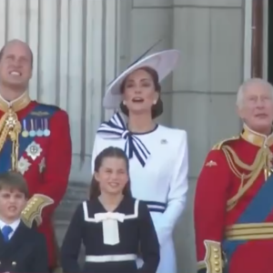 Louis, George, Charlotte, Kate Middleton, le prince William, Charles III et Camilla au balcon lors de "Trooping the Colour", le 15 juin 2024.