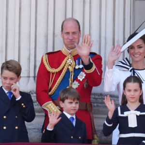 Le prince William, prince de Galles, Catherine (Kate) Middleton, princesse de Galles, le prince George de Galles, le prince Louis de Galles, et la princesse Charlotte de Galles - Les membres de la famille royale britannique au balcon du Palais de Buckingham lors de la parade militaire "Trooping the Colour" à Londres, Royaume Uni, le 15 juin 2024. © Julien Burton/Bestimage