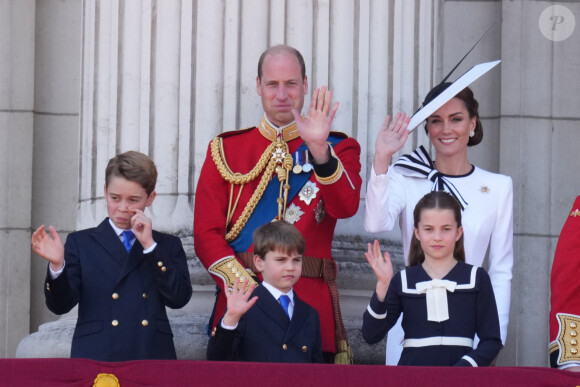 Le prince William, prince de Galles, Catherine (Kate) Middleton, princesse de Galles, le prince George de Galles, le prince Louis de Galles, et la princesse Charlotte de Galles - Les membres de la famille royale britannique au balcon du Palais de Buckingham lors de la parade militaire "Trooping the Colour" à Londres, Royaume Uni, le 15 juin 2024. © Julien Burton/Bestimage