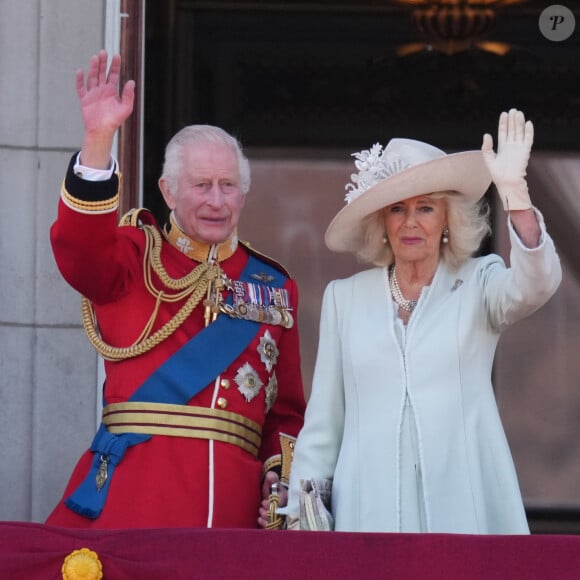 
Le roi Charles III d'Angleterre et Camilla Parker Bowles, reine consort d'Angleterre - Les membres de la famille royale britannique au balcon du Palais de Buckingham lors de la parade militaire "Trooping the Colour" à Londres, Royaume Uni, le 15 juin 2024. © Julien Burton/Bestimage 