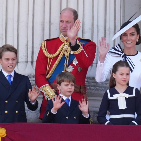 Le prince William, prince de Galles, Catherine (Kate) Middleton, princesse de Galles, le prince George de Galles, le prince Louis de Galles, et la princesse Charlotte de Galles - Les membres de la famille royale britannique au balcon du Palais de Buckingham lors de la parade militaire "Trooping the Colour" à Londres, Royaume Uni, le 15 juin 2024. © Julien Burton/Bestimage