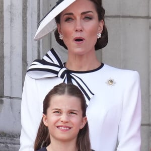 Un peu fatiguée par toutes les bêtises de son cadet, Charlotte l'a d'ailleurs recadré deux fois.
Catherine (Kate) Middleton, princesse de Galles et la princesse Charlotte de Galles - Les membres de la famille royale britannique au balcon du Palais de Buckingham lors de la parade militaire "Trooping the Colour" à Londres, Royaume Uni, le 15 juin 2024. © Julien Burton/Bestimage 