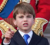 Et s'il avait l'air relativement stressé dans le calèche et lors de la parade militaire des horse guards, le petit garçon s'est montré beaucoup plus turbulent une fois arrivé au balcon de Buckingham Palace...
Le prince Louis de Galles - Les membres de la famille royale britannique au balcon du Palais de Buckingham lors de la parade militaire "Trooping the Colour" à Londres, Royaume Uni, le 15 juin 2024. © Julien Burton/Bestimage 