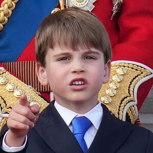 Et s'il avait l'air relativement stressé dans le calèche et lors de la parade militaire des horse guards, le petit garçon s'est montré beaucoup plus turbulent une fois arrivé au balcon de Buckingham Palace...
Le prince Louis de Galles - Les membres de la famille royale britannique au balcon du Palais de Buckingham lors de la parade militaire "Trooping the Colour" à Londres, Royaume Uni, le 15 juin 2024. © Julien Burton/Bestimage 