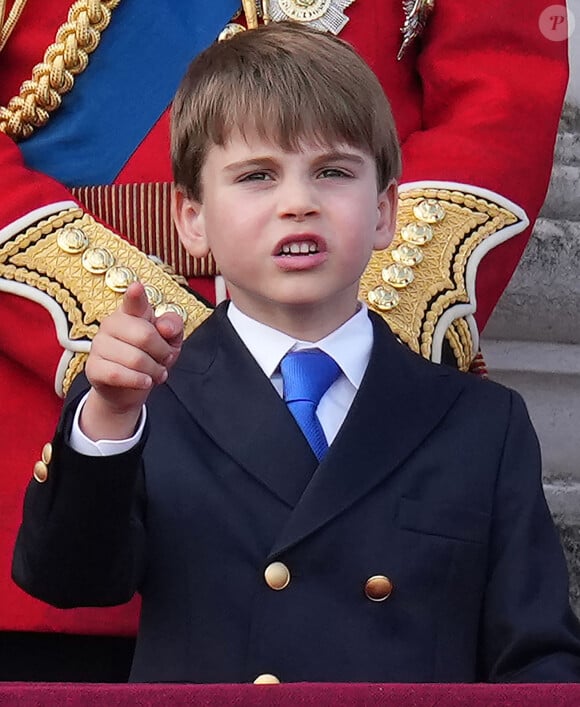 Et s'il avait l'air relativement stressé dans le calèche et lors de la parade militaire des horse guards, le petit garçon s'est montré beaucoup plus turbulent une fois arrivé au balcon de Buckingham Palace...
Le prince Louis de Galles - Les membres de la famille royale britannique au balcon du Palais de Buckingham lors de la parade militaire "Trooping the Colour" à Londres, Royaume Uni, le 15 juin 2024. © Julien Burton/Bestimage 