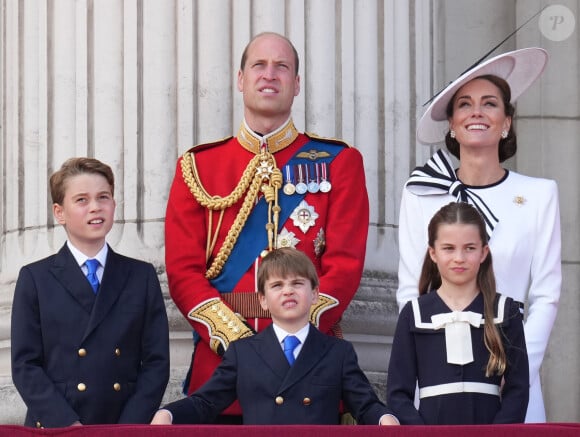 D'abord, elle lui a demandé d'arrêter de danser et de frétiller alors qu'ils se trouvaient à la fenêtre avec leur maman et une seconde fois juste avant que l'hymne national ne soit interprété.
Le prince William, prince de Galles, Catherine (Kate) Middleton, princesse de Galles, le prince George de Galles, le prince Louis de Galles, et la princesse Charlotte de Galles - Les membres de la famille royale britannique au balcon du Palais de Buckingham lors de la parade militaire "Trooping the Colour" à Londres, Royaume Uni, le 15 juin 2024. © Julien Burton/Bestimage 