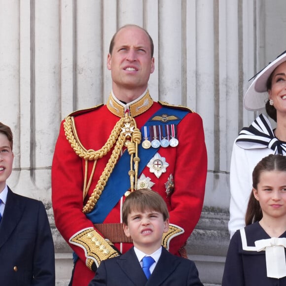 D'abord, elle lui a demandé d'arrêter de danser et de frétiller alors qu'ils se trouvaient à la fenêtre avec leur maman et une seconde fois juste avant que l'hymne national ne soit interprété.
Le prince William, prince de Galles, Catherine (Kate) Middleton, princesse de Galles, le prince George de Galles, le prince Louis de Galles, et la princesse Charlotte de Galles - Les membres de la famille royale britannique au balcon du Palais de Buckingham lors de la parade militaire "Trooping the Colour" à Londres, Royaume Uni, le 15 juin 2024. © Julien Burton/Bestimage 