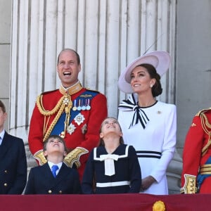 Le prince William, prince de Galles, Catherine (Kate) Middleton, princesse de Galles, le prince George de Galles, le prince Louis de Galles, la princesse Charlotte de Galles et le roi Charles III d'Angleterre - Les membres de la famille royale britannique au balcon du Palais de Buckingham lors de la parade militaire "Trooping the Colour" à Londres, Royaume Uni, le 15 juin 2024. © Justin Goff/GoffPhotos/Bestimage 