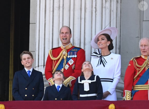 Le prince William, prince de Galles, Catherine (Kate) Middleton, princesse de Galles, le prince George de Galles, le prince Louis de Galles, la princesse Charlotte de Galles et le roi Charles III d'Angleterre - Les membres de la famille royale britannique au balcon du Palais de Buckingham lors de la parade militaire "Trooping the Colour" à Londres, Royaume Uni, le 15 juin 2024. © Justin Goff/GoffPhotos/Bestimage 