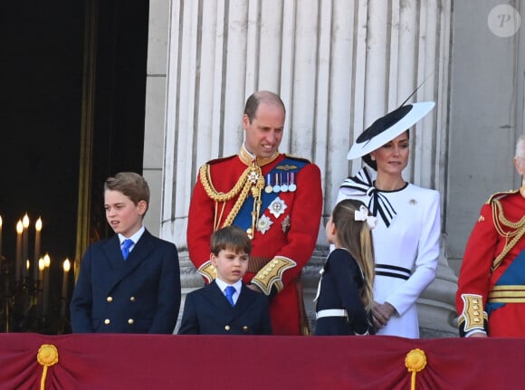 Le prince William, prince de Galles, Catherine (Kate) Middleton, princesse de Galles, le prince George de Galles, le prince Louis de Galles, la princesse Charlotte de Galles - Les membres de la famille royale britannique au balcon du Palais de Buckingham lors de la parade militaire "Trooping the Colour" à Londres, Royaume Uni, le 15 juin 2024. © Justin Goff/GoffPhotos/Bestimage 