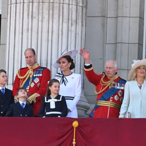 Le prince William, prince de Galles, Catherine (Kate) Middleton, princesse de Galles, le prince George de Galles, le prince Louis de Galles, la princesse Charlotte de Galles, le roi Charles III d'Angleterre, Camilla Parker Bowles, reine consort d'Angleterre, Sophie Rhys-Jones, duchesse d'Edimbourg et le prince Edward, duc d'Edimbourg - Les membres de la famille royale britannique au balcon du Palais de Buckingham lors de la parade militaire "Trooping the Colour" à Londres, Royaume Uni, le 15 juin 2024. © Justin Goff/GoffPhotos/Bestimage  Members of The Royal Family attend Trooping the Colour at Buckingham Palace, London, UK, on the 15th June 2024. 