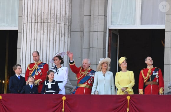 Le prince William, prince de Galles, Catherine (Kate) Middleton, princesse de Galles, le prince George de Galles, le prince Louis de Galles, la princesse Charlotte de Galles, le roi Charles III d'Angleterre, Camilla Parker Bowles, reine consort d'Angleterre, Sophie Rhys-Jones, duchesse d'Edimbourg et le prince Edward, duc d'Edimbourg - Les membres de la famille royale britannique au balcon du Palais de Buckingham lors de la parade militaire "Trooping the Colour" à Londres, Royaume Uni, le 15 juin 2024. © Justin Goff/GoffPhotos/Bestimage  Members of The Royal Family attend Trooping the Colour at Buckingham Palace, London, UK, on the 15th June 2024. 