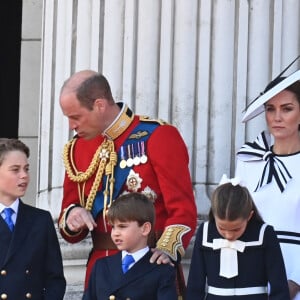 Trooping the Colour (salut aux couleurs), est un rassemblement militaire datant de 1748 et visant à célébrer l'anniversaire officiel du souverain britannique.
Le prince William, prince de Galles, Catherine (Kate) Middleton, princesse de Galles, le prince George de Galles, le prince Louis de Galles, la princesse Charlotte de Galles - Les membres de la famille royale britannique au balcon du Palais de Buckingham lors de la parade militaire "Trooping the Colour" à Londres, Royaume Uni, le 15 juin 2024. © Justin Goff/GoffPhotos/Bestimage