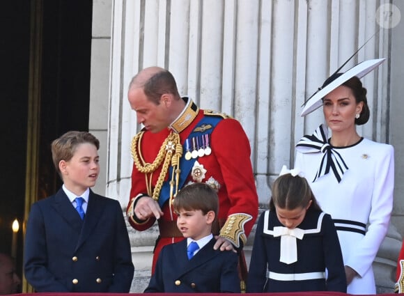 Trooping the Colour (salut aux couleurs), est un rassemblement militaire datant de 1748 et visant à célébrer l'anniversaire officiel du souverain britannique.
Le prince William, prince de Galles, Catherine (Kate) Middleton, princesse de Galles, le prince George de Galles, le prince Louis de Galles, la princesse Charlotte de Galles - Les membres de la famille royale britannique au balcon du Palais de Buckingham lors de la parade militaire "Trooping the Colour" à Londres, Royaume Uni, le 15 juin 2024. © Justin Goff/GoffPhotos/Bestimage