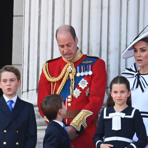 Et pour cette édition, surprise, tout le clan est présent : Charles III, la reine Camilla, le prince William, Kate Middleton et leurs enfants George, Charlotte, Louis...
Le prince William, prince de Galles, Catherine (Kate) Middleton, princesse de Galles, le prince George de Galles, le prince Louis de Galles, la princesse Charlotte de Galles - Les membres de la famille royale britannique au balcon du Palais de Buckingham lors de la parade militaire "Trooping the Colour" à Londres, Royaume Uni, le 15 juin 2024. © Justin Goff/GoffPhotos/Bestimage