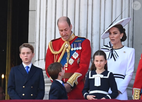 Et pour cette édition, surprise, tout le clan est présent : Charles III, la reine Camilla, le prince William, Kate Middleton et leurs enfants George, Charlotte, Louis...
Le prince William, prince de Galles, Catherine (Kate) Middleton, princesse de Galles, le prince George de Galles, le prince Louis de Galles, la princesse Charlotte de Galles - Les membres de la famille royale britannique au balcon du Palais de Buckingham lors de la parade militaire "Trooping the Colour" à Londres, Royaume Uni, le 15 juin 2024. © Justin Goff/GoffPhotos/Bestimage