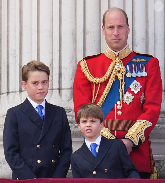 Le prince William, prince de Galles, le prince George de Galles, le prince Louis de Galles - Les membres de la famille royale britannique au balcon du Palais de Buckingham lors de la parade militaire "Trooping the Colour" à Londres, Royaume Uni, le 15 juin 2024. © Julien Burton/Bestimage