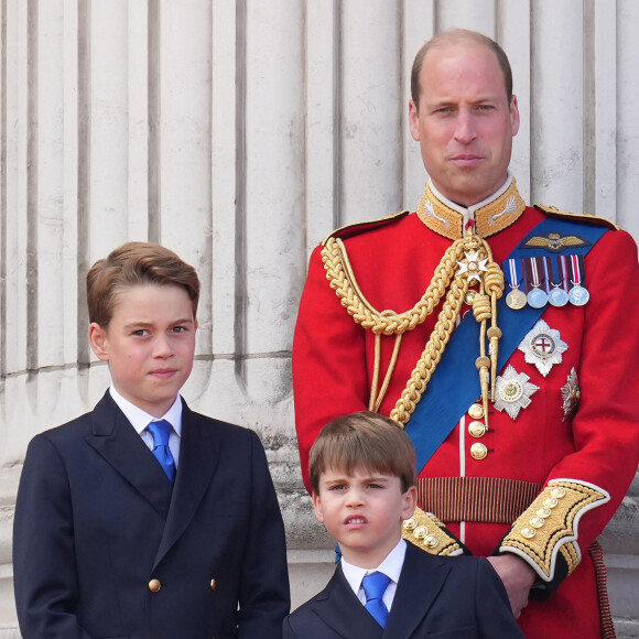 Le prince William, prince de Galles, le prince George de Galles, le prince Louis de Galles - Les membres de la famille royale britannique au balcon du Palais de Buckingham lors de la parade militaire "Trooping the Colour" à Londres, Royaume Uni, le 15 juin 2024. © Julien Burton/Bestimage