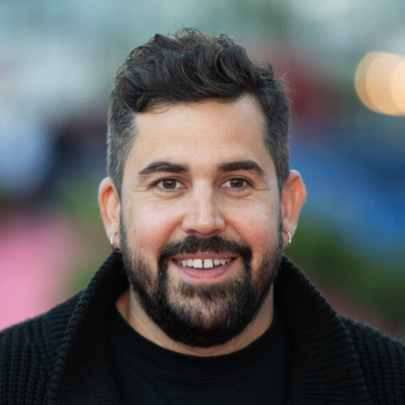 Avec près de 7 millions d'entrées en six semaines, le film "Un p'tit truc en plus" est sans conteste la comédie de l'année.
Artus à la soirée Un p'tit truc en plus à la Plage Vegaluna lors du 77e Festival de Cannes. Photo par Jerome Dominé/ABACAPRESS.COM