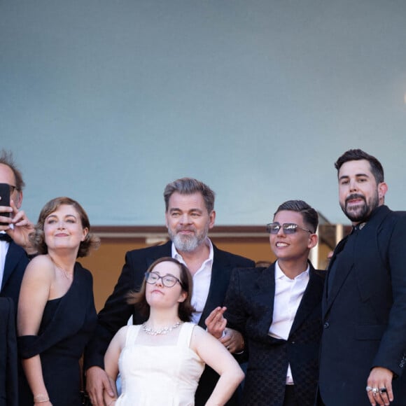 Si Artus a réalisé ce film, c'est parce qu'il est très touché par le sujet du handicap.
La présidente du Festival international du film de Cannes, Iris Knobloch, Céline Groussard, Artus, Clovis Cornillac et les acteurs du film 'Un p'tit truc en plus' sur le tapis rouge du film 'Le Comte de Monte-Cristo' lors de la 77e édition du Festival de Cannes au Palais des Festivals, le 22 mai 2024 à Cannes, France. Photo par David Boyer/ABACAPRESS.COM