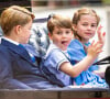 beau cliché montrant le prince William entouré de ses enfants George, Louis et Charlotte.
Archives : Louis, George et Charlotte de Cambridge