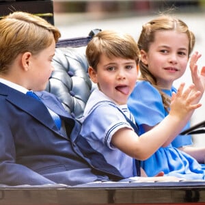 beau cliché montrant le prince William entouré de ses enfants George, Louis et Charlotte.
Archives : Louis, George et Charlotte de Cambridge
