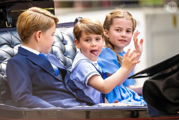 beau cliché montrant le prince William entouré de ses enfants George, Louis et Charlotte.
Archives : Louis, George et Charlotte de Cambridge