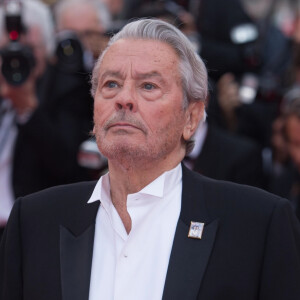 Alain Delon à la montée des marches du film "A Hidden Life" lors du 72ème Festival International du Film de Cannes, le 19 mai 2019 