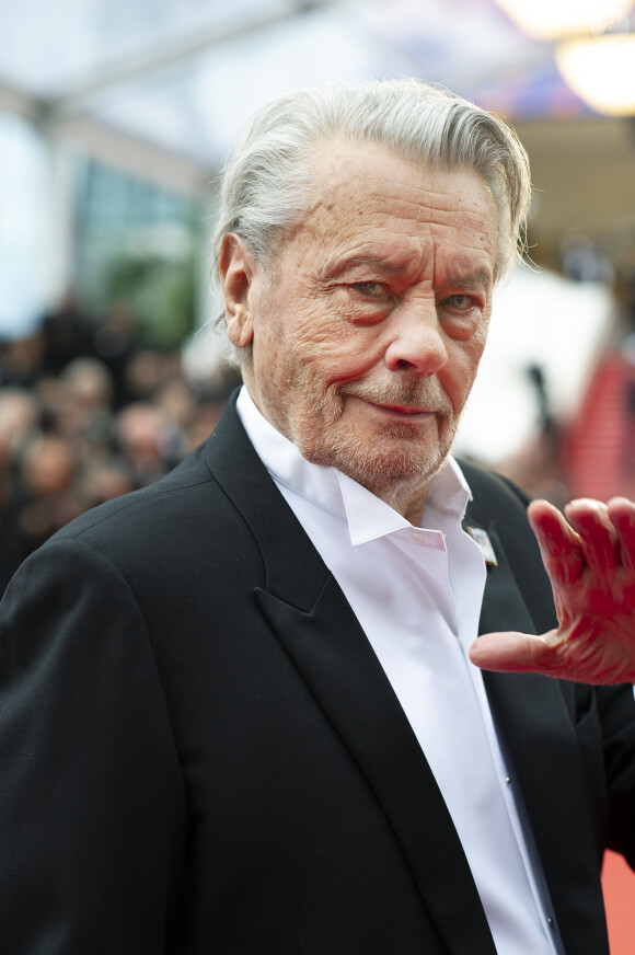 Alain Delon à la montée des marches du film "A Hidden Life" lors du 72ème Festival International du Film de Cannes, le 19 mai 2019