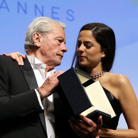 Des vers qui font forcément référence aux récents différents qu'elle a pu avoir avec ses deux frères. 

Alain Delon et sa fille Anouchka lors de la remise de la Palme d'Honneur à Alain Delon lors du 72ème Festival International du Film de Cannes, le 19 mais 2019