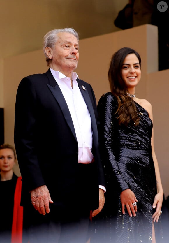 Alain Delon et sa fille Anouchka Delon à la montée des marches du film "A Hidden Life" lors du 72ème Festival International du Film de Cannes, le 19 mai 2019