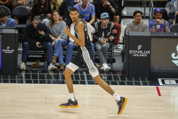 Le joueur de l'équipe de France indique que ces réactions peuvent aller "d'un simple regard ou une simple expression de choc un peu ostentatoire, à une remarque ou des blagues déplacées." 
Victor Wembanyama des San Antonio Spurs lors d'un match de basket NBA contre les Los Angeles Clippers à la Crypto.com Arena de Los Angeles, le 29 octobre 2023