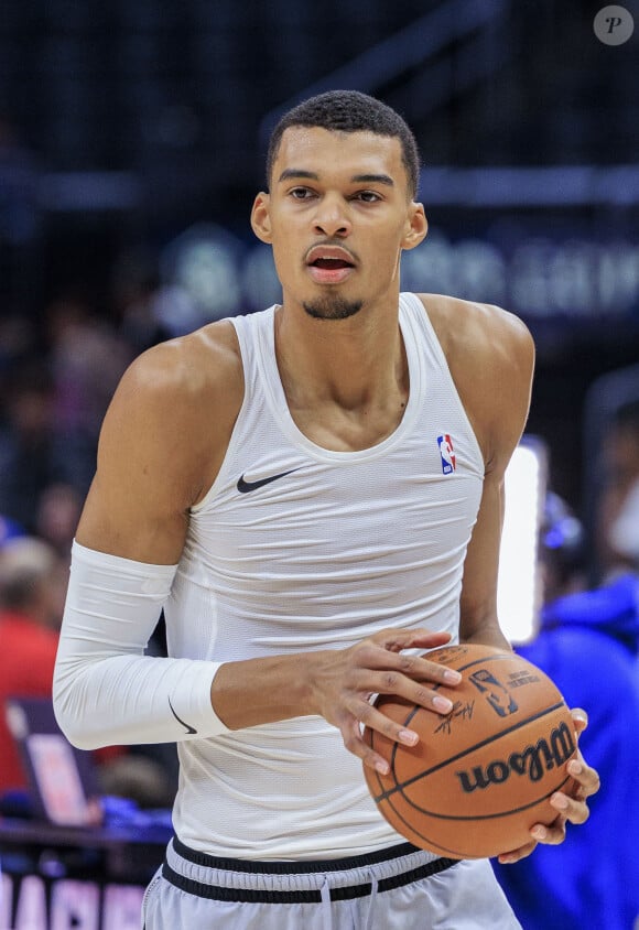 Le français Victor Wembanyama des San Antonio Spurs lors de l'échauffement avant leur match NBA contre les Los Angeles Clippers à la Crypto.com Arena de Los Angeles, le 29 octobre 2023.