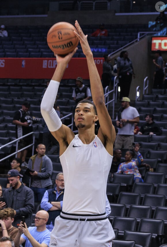 Le français Victor Wembanyama des San Antonio Spurs lors de l'échauffement avant leur match NBA contre les Los Angeles Clippers à la Crypto.com Arena de Los Angeles, le 29 octobre 2023.