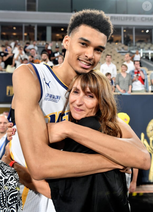 Victor Wembanyama et sa mère Elodie lors de la finale du championnat de Basket Ball Betclic Elite qui oppose Les Metropolitans 92 de Boulogne - Levallois à l'AS Monaco à Rolland Garros le 15 juin 2023