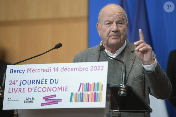 Avec sa fondation Culture & diversité, Marc Ladreit de Lacharrière a fondé des Trophées : celui du slam prté par Grand Corps Malade et celui de l'Impro Culture & diversité par Jamel
Marc Ladreit de Lacharrière lors de la remise du prix du livre économique 2022 au ministère de l'économie et des finances à Paris le 14 décembre 2022. © Giancarlo Gorassini / Bestimage 