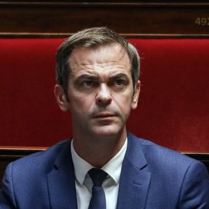 Résultat, aujourd'hui, Olivier Véran a déclaré faire marche arrière.
Olivier Véran, porte-parole du gouvernement lors d'une séance de questions au gouvernement à l'assemblée nationale, à Paris, France, le 10 octobre 2023. © Stéphane Lemouton/Bestimage