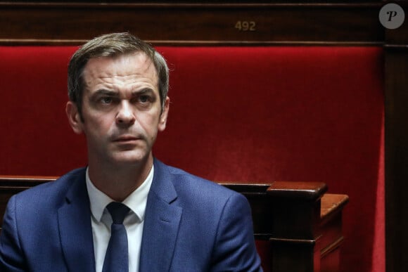 Résultat, aujourd'hui, Olivier Véran a déclaré faire marche arrière.
Olivier Véran, porte-parole du gouvernement lors d'une séance de questions au gouvernement à l'assemblée nationale, à Paris, France, le 10 octobre 2023. © Stéphane Lemouton/Bestimage