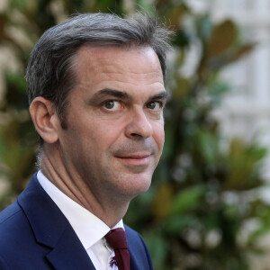 Olivier Véran, ministre délégué, chargé du Renouveau démocratique, porte-parole du Gouvernement à la sortie d'une réunion avec la Première ministre. Paris, le 3 juillet 2023. © Stéphane Lemouton / Bestimage