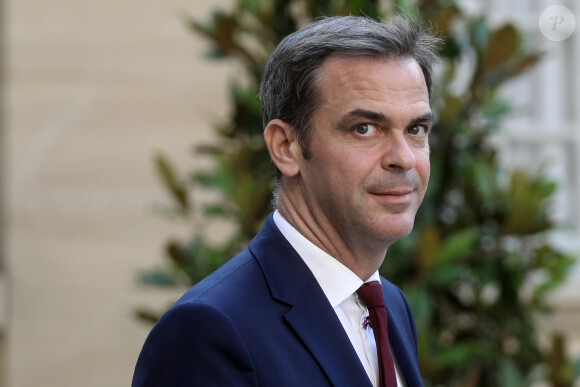 Olivier Véran, ministre délégué, chargé du Renouveau démocratique, porte-parole du Gouvernement à la sortie d'une réunion avec la Première ministre. Paris, le 3 juillet 2023. © Stéphane Lemouton / Bestimage