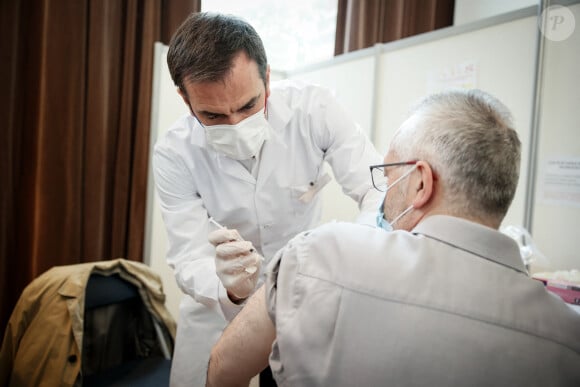 Le ministre de la santé, Olivier Véran a enfilé la blouse de médecin pour vacciner contre le Covid-19 au centre de vaccination de Montrouge, France, le 11 mai 2021. © Thomas Padilla/Pool/Bestimage