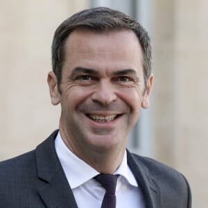 De plus, il souhaite se consacrer davantage à la vie politique, notamment à l'approche des élections législatives.
Le Porte-parole du gouvernement français, Olivier Véran à la sortie du conseil des ministres, au palais de l'Elysée, Paris, le 12 octobre 2022. © Stéphane Lemouton / Bestimage