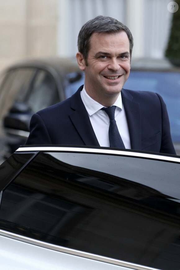 Olivier Véran, ministre de la santé à la sortie du conseil des ministres, au palais de l'Elysée, Paris, le 23 février 2022. © Stéphane Lemouton / Bestimage