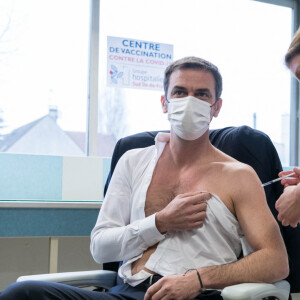 Olivier Véran, ministre de la santé, reçoit une injection du vaccin AstraZeneca au centre hospitalier de Melun le 8 février 2021. © Daniel Derajinski / Pool / Bestimage 