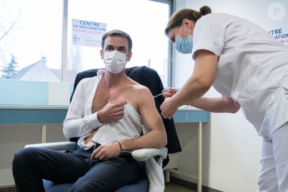 Olivier Véran, ministre de la santé, reçoit une injection du vaccin AstraZeneca au centre hospitalier de Melun le 8 février 2021. © Daniel Derajinski / Pool / Bestimage 