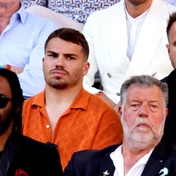 Le rugbyman souhaite que les clichés de "virilité" doivent cesser pour "simplement aider à arrêter l'homophobie"
 
Antoine Dupont - Célébrités dans les tribunes de la finale homme des Internationaux de France de tennis de Roland Garros 2024 à Paris le 9 juin 2024. © Jacovides-Moreau/Bestimage