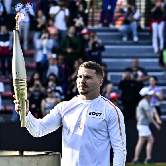 Antoine Dupont allume Le Chaudron Olympique - La Flamme Olympique (JO 2024) arrive en Haute-Garonne et traverse la Ville de Toulouse et finit dans le stade d'Ernest-Wallon le 17 mai 2024. © Thierry Breton / Panoramic / Bestimage