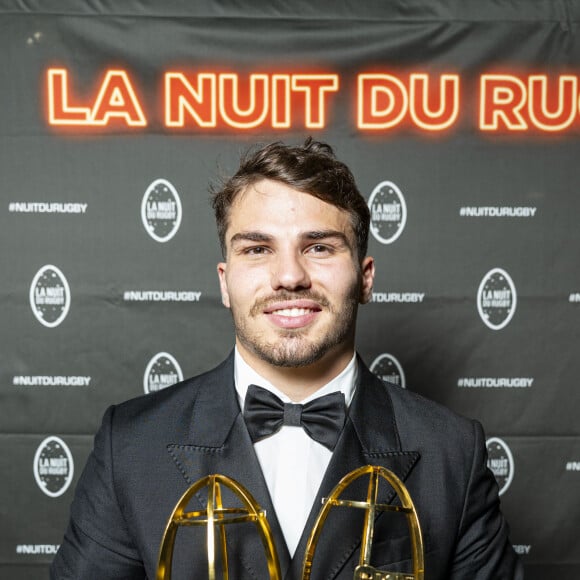 "Je doute fort qu'il n'y ait qu'un seul gay sur les terrains !", lance le rugbyman
 
Antoine Dupont - Soirée de la 19ème édition de la Nuit du Rugby à l'Olympia, Paris le 20 novembre 2023.La Nuit du rugby est une cérémonie organisée chaque année depuis 2004 sous l'égide de la Ligue nationale de rugby en collaboration avec Provale et TECH XV, pour récompenser les acteurs du rugby professionnel français qui se sont distingués lors des championnats de France de rugby Top 14 et Pro D2. © Pierre Perusseau/Bestimage