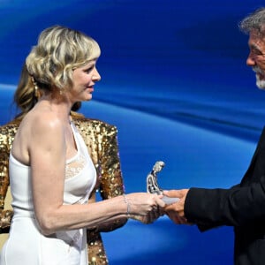 La princesse Charlene de Monaco a remis une Nymphe d'Honneur à Olivier Marchal durant la cérémonie de clôture du 63ème Festival de Télévision de Monte-Carlo au Grimaldi Forum à Monaco, le 18 juin 2024. © Bruno Bebert / Bestimage